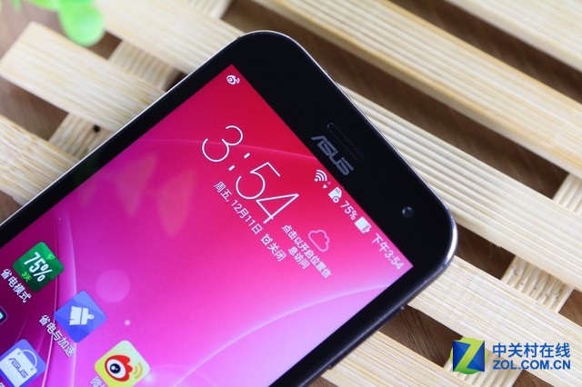 華碩鷹眼ZenFone Zoom是一款以拍照見長的機型，其后置相機為1300萬像素，采用Panasonic SmartFSI傳感器，10枚HOYA鏡片，擁有雙色溫LED閃光燈，可實現3倍光學變焦、OIS光學防抖，并擁有75&deg;廣角。前置攝像頭則是主流的500萬像素，擁有f/2.0大光圈及88&deg;廣角，考慮到用戶的自拍需求，也加入了美顏模式。