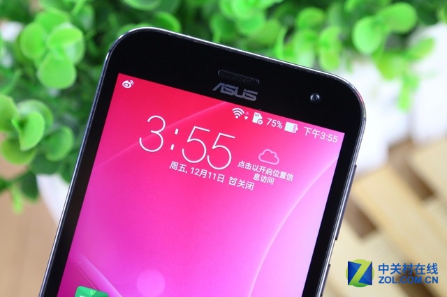 華碩鷹眼ZenFone Zoom是一款以拍照見長的機型，其后置相機為1300萬像素，采用Panasonic SmartFSI傳感器，10枚HOYA鏡片，擁有雙色溫LED閃光燈，可實現3倍光學變焦、OIS光學防抖，并擁有75&deg;廣角。前置攝像頭則是主流的500萬像素，擁有f/2.0大光圈及88&deg;廣角，考慮到用戶的自拍需求，也加入了美顏模式。