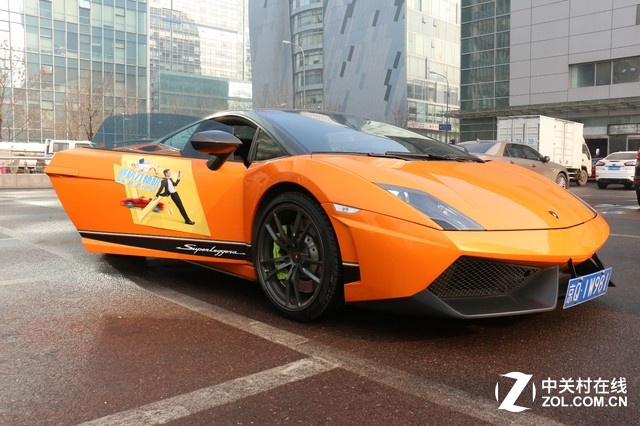 夠快夠爽快的vivo X6Plus剛剛發(fā)布不久，成為了近期關(guān)注度非常高的一款機(jī)型，今天vivo就拍來了蘭博基尼載著一位美女為中關(guān)村在線送來了玫瑰金版vivo X6Plus。