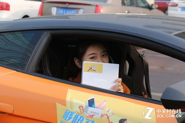 夠快！蘭博基尼載美女送vivo X6Plus  