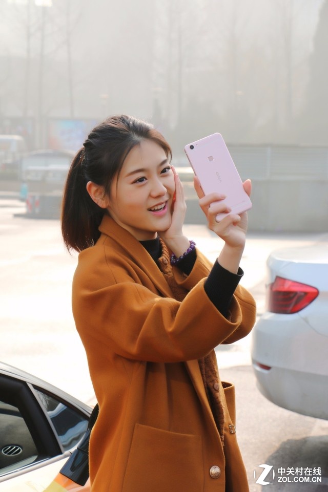 夠快!蘭博基尼載美女送vivo X6Plus