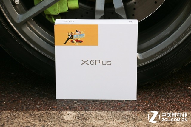 夠快!蘭博基尼載美女送vivo X6Plus