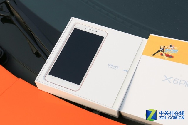 夠快!蘭博基尼載美女送vivo X6Plus