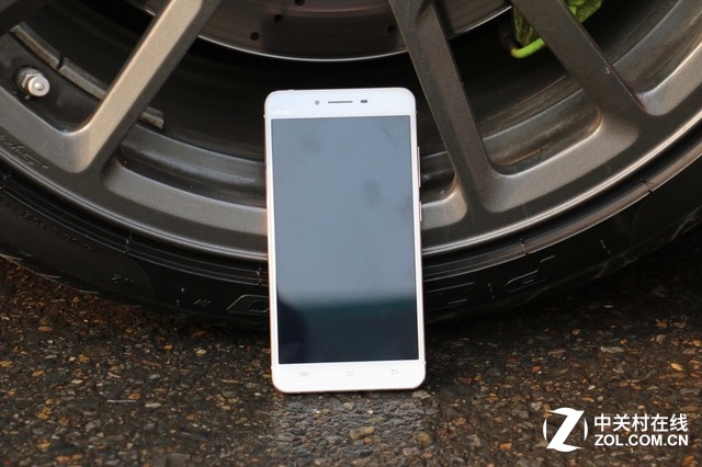 夠快!蘭博基尼載美女送vivo X6Plus