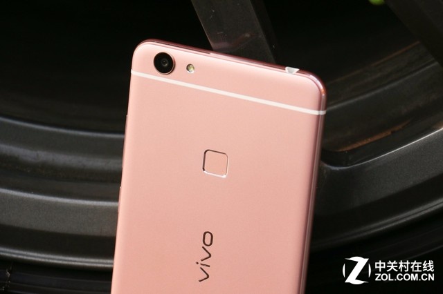 夠快!蘭博基尼載美女送vivo X6Plus