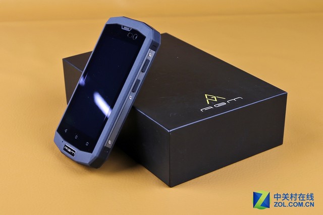 出門不拿充電寶 AGM MINI手機續(xù)航測試