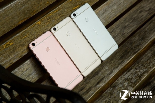 vivo X6是vivo于11月30日在北京水立方發布的年度旗艦產品之一，目前該機已經在全國全面上市，其中雙4G版售價為2498元、全網通版售價為2598元、同時在vivo官方商城也開啟豪禮預約銷售，并于12月7日在線上現貨搶購。那么這樣一款引發了全民關注的<a href=/mobile/ target=_blank class=infotextkey>智能手機</a>到底如何呢？能不能成為2016年街機呢？來，先看看臉！