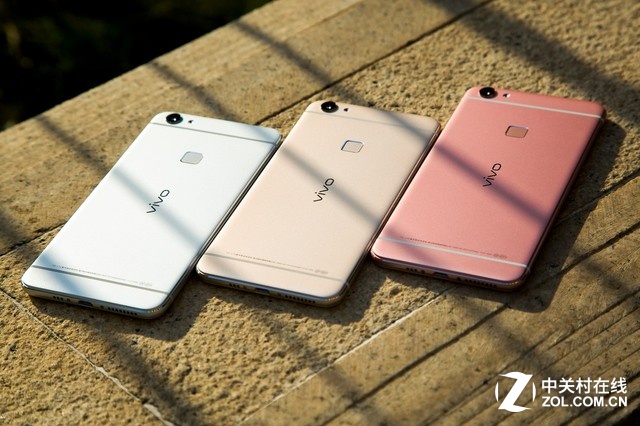 夠快才暢快vivo X6正面采用了2.5D弧面玻璃，并用鋯砂噴涂工藝，經過57道工序和3448秒的一體化真?全金屬機身，其金屬占比達了業內最高的98.3%，并擁有金色、銀色和玫瑰金三個顏色，加上流線美弧設計，使得該機擁有擁有極佳手感。