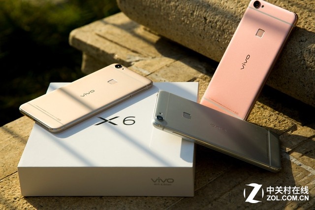 同時，夠快才暢快vivo X6使用了vivo天線革新技術解決信號問題：特征模射頻天線+智能雙天線，使得天線靈敏度提升50%，并能根據信號環境自動匹配最佳射頻電路，獲得最佳的通話體驗。