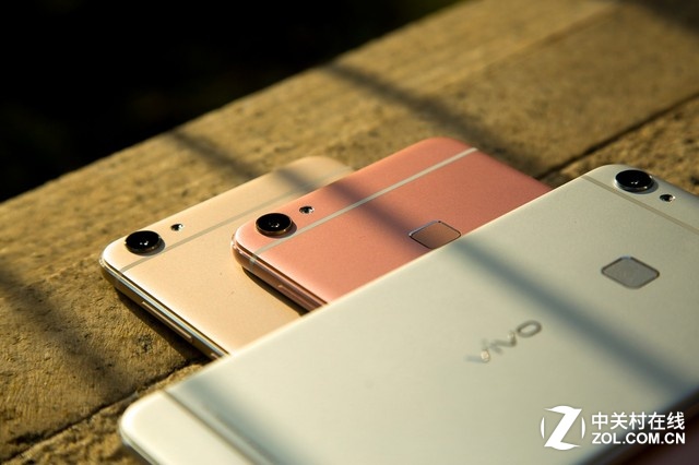 并且，夠快才暢快vivo X6支持分屏多任務，可以實現在同一屏幕一邊看視頻、一邊聊<a href=/tags/29-0.html target=_blank class=infotextkey>微信</a>，不用再來回切換，既為用戶節省了更多的流量，不用收到廣告的騷擾，更為用戶節省了操作的時間、提升了操作體驗。