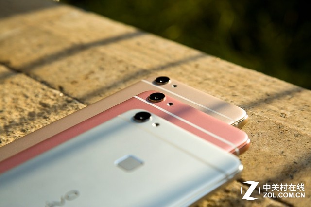 同時，夠快才暢快vivo X6還搭載了熄屏解鎖僅0.4秒、亮屏解鎖僅0.2秒的360度極速按壓式指紋識別，屬于行業最快水準。