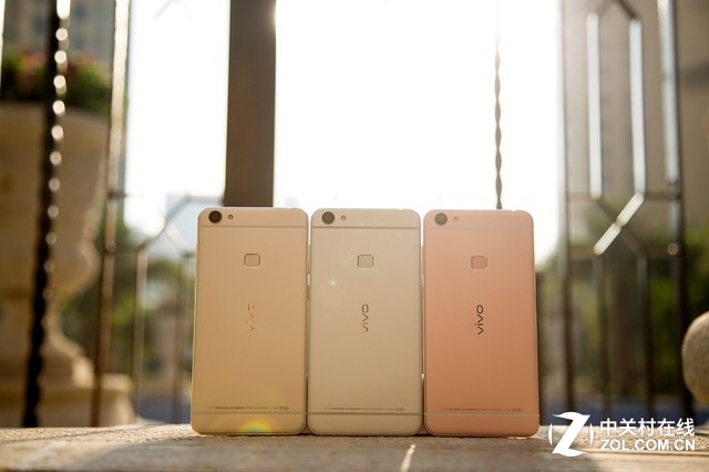 當然，既然是夠快才暢快，所以vivo X6還搭載了vivo自主研發的雙引擎閃充，其采用國際通用標準，方案成熟，量產經驗豐富；并通過雙充電芯片和雙充電電路，將充電速度提升至普通手機的兩倍，更加高效；同時雙引擎閃充兼容行業標準的USB線；還能夠根據手機使用情況智能管理手機充電電流，充電既快又安心。夠快才暢快vivo X6從內到外，有如此多的暢快賣點，成為“最快”的智能手機并非浪得虛名，或許將續寫vivo銷售神話，成為2016年年度街機之一！