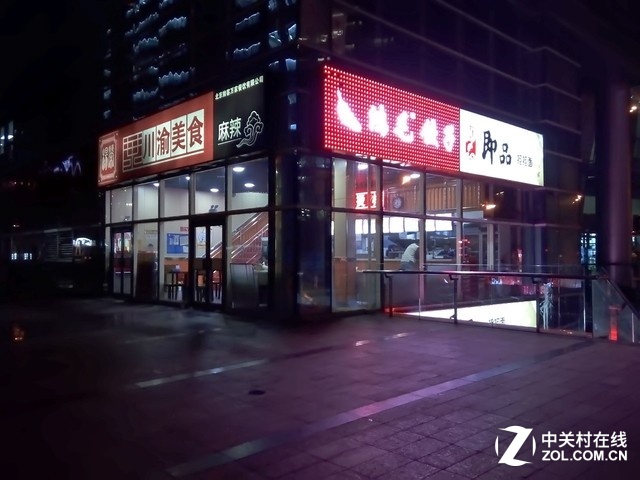 公司附近像這樣的小店有很多，解決晚飯非常方便。