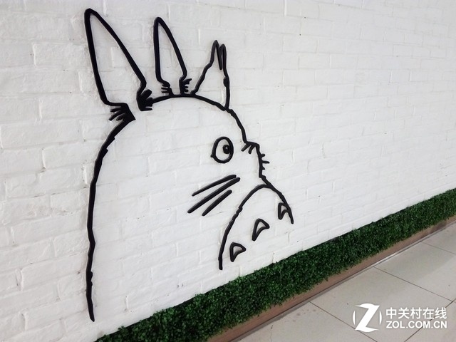 下班之后的中關(guān)村附近，商場(chǎng)熱鬧非凡，一只龍貓引起了筆者的興趣。