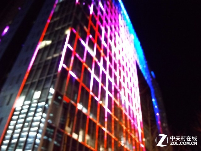 最后這張，筆者故意在尚未對(duì)焦成功的時(shí)候按下快門，感受下霓虹燈朦朧的美。