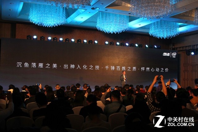 主打3倍光學變焦的華碩鷹眼依舊搭載了強勁的Intel Atom處理器和4GB運存,機身加入了金屬邊框和小牛皮高檔皮革,為手機帶來全方位的旗艦體驗。2.5GHz/128GB版售價3199元,2.3GHz/64GB版本僅售2799元,目前已經在京東接受預定,12月18日正式開售。