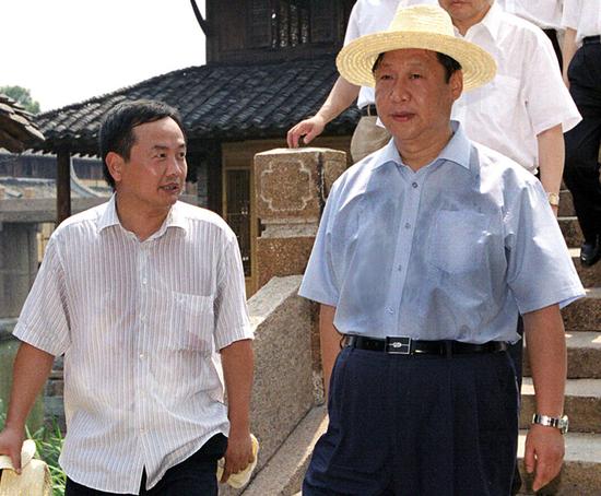 2005年8月3日，時(shí)任中共浙江省委書(shū)記、省人大常委會(huì)主任習(xí)近平到烏鎮(zhèn)調(diào)研，時(shí)任烏鎮(zhèn)古鎮(zhèn)保護(hù)與旅游開(kāi)發(fā)管委會(huì)主任陳向宏匯報(bào)古鎮(zhèn)情況。圖/徐建榮 攝