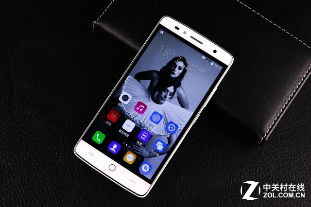 TCL樂(lè)玩2C配備了一塊5英寸720P屏幕,采用On-Cell全貼合技術(shù)。前后攝像頭均搭載了一顆800萬(wàn)像素?cái)z像頭。TCL樂(lè)玩還為用戶(hù)帶來(lái)了一顆指紋識(shí)別元件,支持0.5秒熄屏解鎖。另外在硬件方面該機(jī)則搭載驍龍410處理器,2G運(yùn)行內(nèi)存,機(jī)身存儲(chǔ)空間16GB,完全可以滿(mǎn)足用戶(hù)的日常需求。