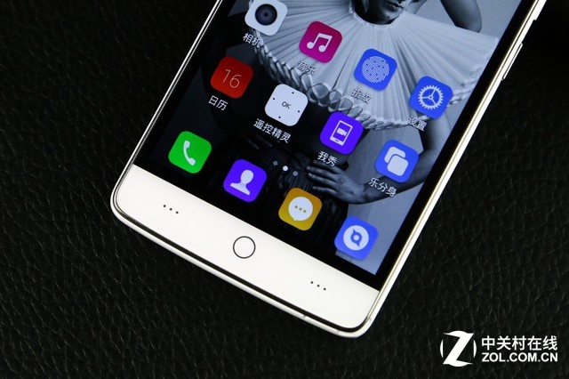 TCL樂(lè)玩2C的“樂(lè)控2.0”功能通過(guò)紅外傳感器,能夠幫助用戶(hù)<a href=/mobile/ target=_blank class=infotextkey>手機(jī)</a>遙控空調(diào)、電視設(shè)備,針升級(jí)后的紅外技術(shù)2.0以及全面優(yōu)化的樂(lè)玩軟件,可以實(shí)現(xiàn)99%的精準(zhǔn)遙控。