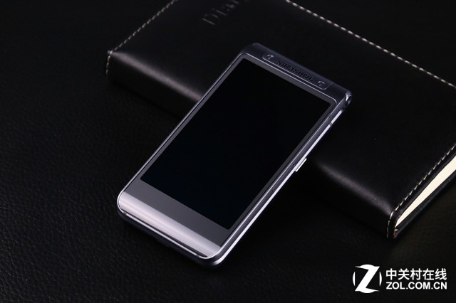 三星W2016已經(jīng)是該系列的第八代機型了,全新的三星W2016不僅僅在硬件方面有著升級,在外觀以及整體質感上也有著非常明顯的改變。對于這樣一款定位高端人群的機型,售價也一直延續(xù)了此前的傳統(tǒng)。