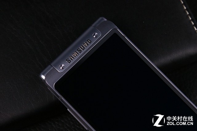 三星W2016配備了雙3.9英寸的Super AMOLED屏,分辨率均為1280X768像素的WXGA級別,內置一顆三星Exynos7420八核芯<a href=/tags/86-0.html target=_blank class=infotextkey>處理器</a>,而3GB RAM+64GB ROM的<a href=/tags/2778-0.html target=_blank class=infotextkey>內存</a>組合,可流暢運行Android 5.1<a href=/pc/system/ target=_blank class=infotextkey>系統(tǒng)</a>。而在機身背部還設有一枚1600萬像素后置攝像頭,包含LED補光燈,及其對應的500萬像素前置鏡頭。