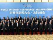 烏鎮(zhèn)現(xiàn)神秘“紅衣女子”大佬競(jìng)相與其合影？