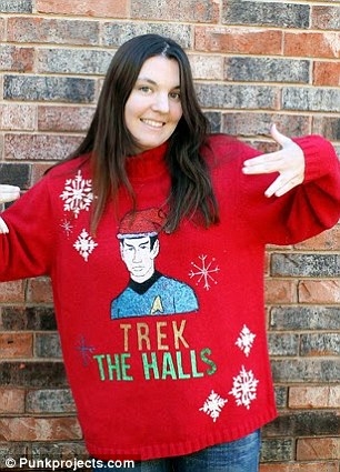 全程高能!國外網友集體曬奇葩圣誕裝:袒胸露乳