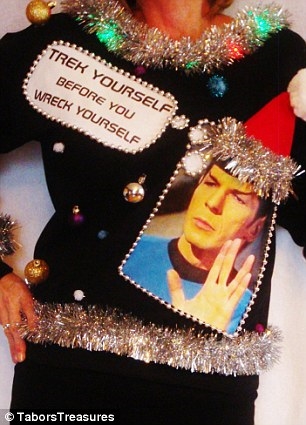 全程高能!國外網友集體曬奇葩圣誕裝:袒胸露乳