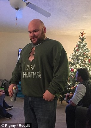 全程高能!國外網友集體曬奇葩圣誕裝:袒胸露乳