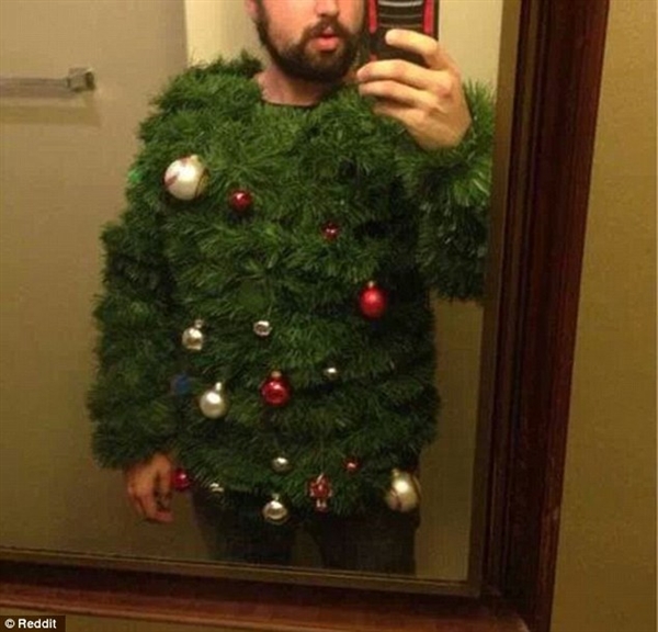 全程高能!國外網友集體曬奇葩圣誕裝:袒胸露乳