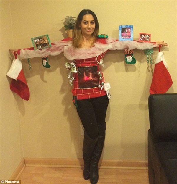 全程高能!國外網友集體曬奇葩圣誕裝:袒胸露乳