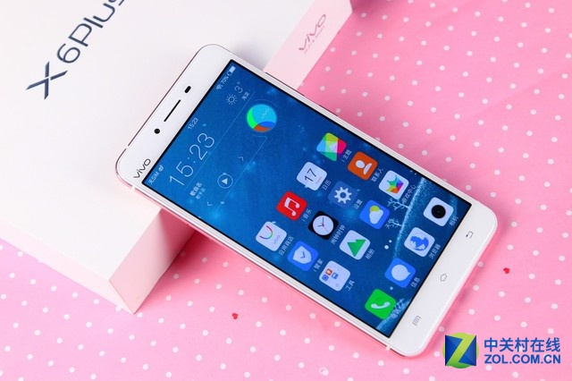vivo X6Plus在采用64位8核處理器+4GB超大運存的同時,搭載了5.7英寸的超大屏幕,同時還內置了64GB超大的存儲容量,并同樣支持最大128GB的內存卡拓展,vivo X6Plus還將電池容量升級到3000毫安的超大電池,配合雙引擎閃充功能讓續航更加長久,充電更加方便。vivo X6Plus和X6一樣,采用了2.5D弧面玻璃配合金屬占比達到業內最高的98.3%的一體化機身。