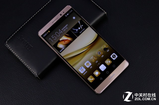 搭載了麒麟950的華為Mate 8同時(shí)也是華為旗下首款搭載Android 6.0的<a href=/mobile/ target=_blank class=infotextkey>智能手機(jī)</a>,絕對(duì)搶眼的配置,奢華精湛的工藝設(shè)計(jì),打造出這款極致的Mate 8,加上全新推出的摩卡金配色更是使該機(jī)得到了更多用戶(hù)的青睞。