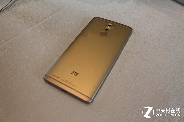 手機搭載了基于Android 5.1<a href=/pc/system/ target=_blank class=infotextkey>系統(tǒng)</a>的Mifavor 3.5 UI,前后1300萬像素攝像頭擁有5級智能美顏,后置1600萬像素攝像頭支持PDAF 0.1秒快速對焦及F1.9大光圈。