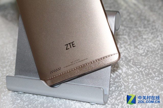 為提升用戶的聽覺體驗,中興AXON天機MAX還通過專業(yè)獨立芯片AKM4961以提供高清無損音質(zhì)及高保真錄音。