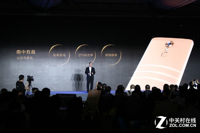 達芬奇曲線機身背部設計,手感更為舒適。