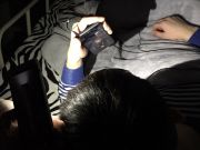 大學宿舍熄燈后與女友視頻室友為其舉燈照明