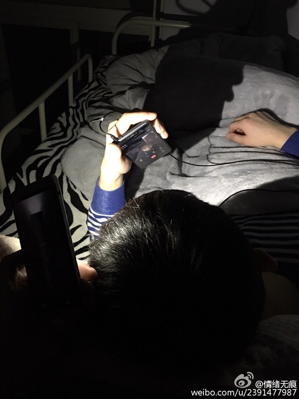 大學(xué)宿舍熄燈后與女友視頻 室友為其舉燈照明