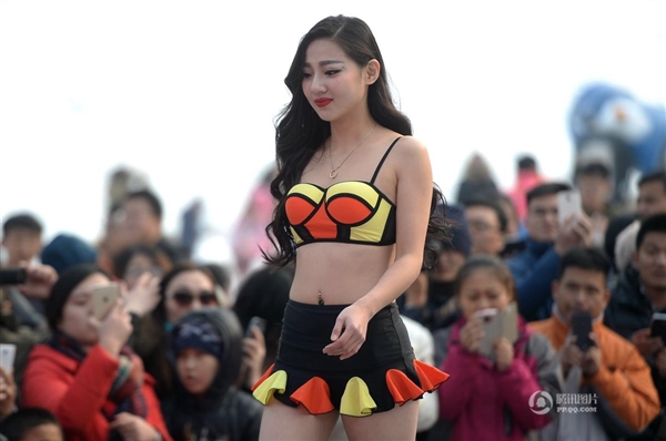 沒法直視!零下3度女大學(xué)生集體泳裝:只為1萬獎金