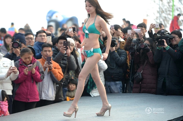 沒法直視!零下3度女大學(xué)生集體泳裝:只為1萬獎金