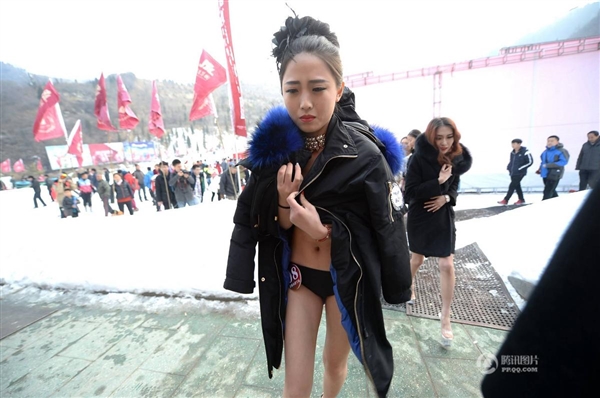 沒法直視!零下3度女大學(xué)生集體泳裝:只為1萬獎金