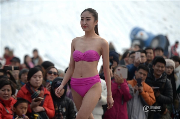 沒法直視!零下3度女大學(xué)生集體泳裝:只為1萬獎金