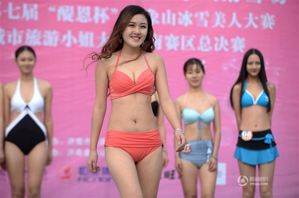 沒法直視!零下3度女大學(xué)生集體泳裝:只為1萬獎金