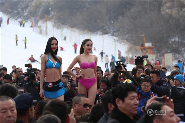 沒法直視!零下3度女大學(xué)生集體泳裝:只為1萬獎金