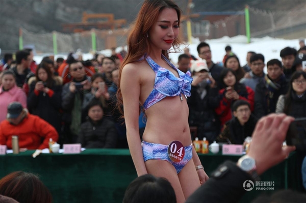 沒法直視!零下3度女大學(xué)生集體泳裝:只為1萬獎金