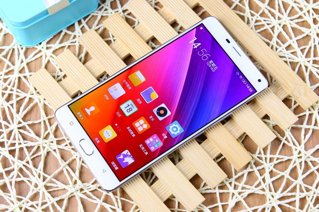 金立M5 Plus的身體內藏著一塊容量5020mAh的電池，在目前電池研發制造技術無法取得突破的大背景下，更大的電池容量絕對意味著更久的續航時間，這對于喜歡大屏娛樂機型的用戶來說，不僅6.0英寸大屏讓視覺爽了，更久的續航讓體驗也爽了。