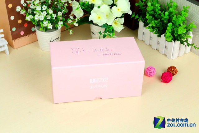 2015年4月1日下午2點，IUNI艾優尼在北京召開艾優尼泡芙小姐手機發布會，牽手優酷發布艾優尼泡芙小姐IUNI i1，這是一款面向女性市場的高顏值、高配置的女性手機。