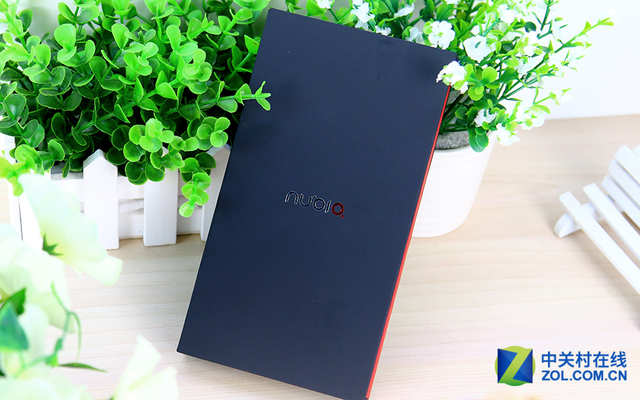 2015年5月6日nubia在北京水立方發布首款采用無邊框屏幕設計的<a href=/mobile/ target=_blank class=infotextkey>智能手機</a>Z9,雙2.5D弧度屏幕的無邊界設計讓人大感新穎,而這次發布會的邀請函正是一塊玻璃。