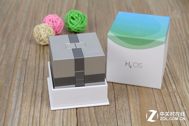 <a href=/tags/217-0.html target=_blank class=infotextkey>一加</a>手機氫OS發布會于2015年5月28日召開。此前,網絡上已經曝光了氫OS的部分截圖,整個設計風格以簡約、扁平化為主。一加手機氫OS發布會邀請是一塊金屬立方。