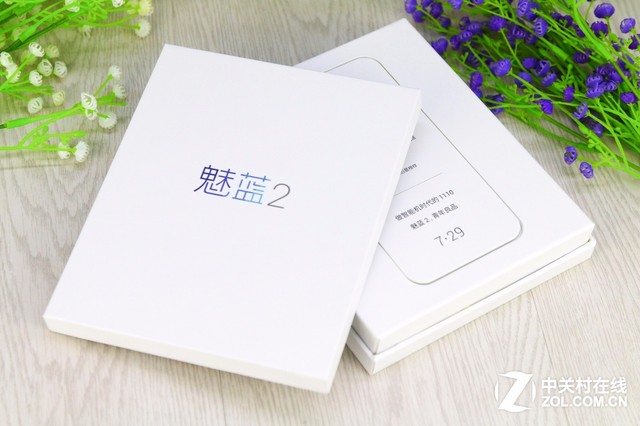 7月29日魅族魅藍2發布會前不久，我們收到了本次發布會邀請函，邀請函包裝盒為印有“魅藍2”的正方形白色包裝盒，盒內附有一張邀請及一部<a href=/tags/209-0.html target=_blank class=infotextkey>諾基亞</a>1110手機。